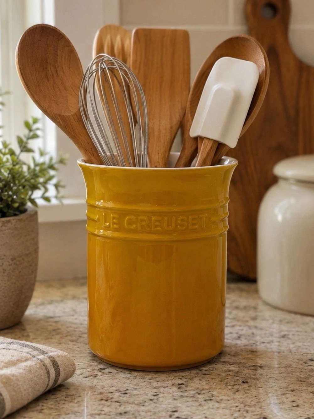 Le Creuset Stoneware Classic Utensil Holder Crock 1L / 1Qt color ~ NECTAR
Yellow